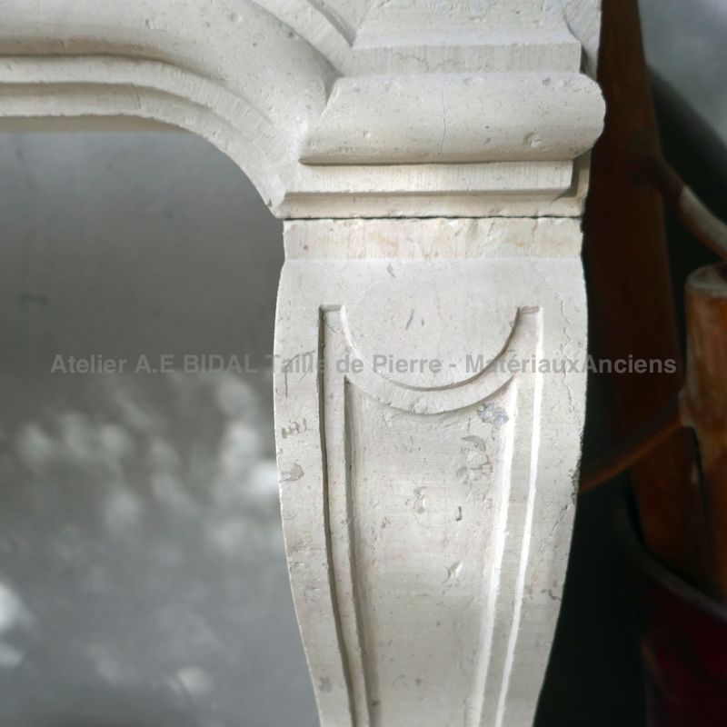 Detailed picture of the hand-sculpted moldings on our beautiful Louis XIV stone fireplace - Atelier Alain BIDAL (Provence)