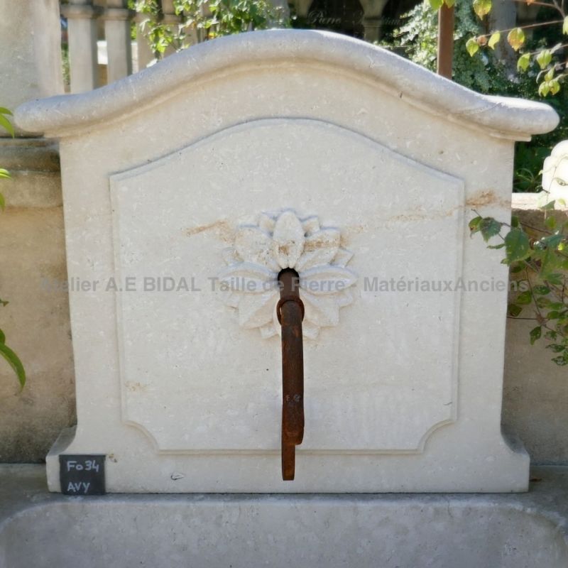 Pediment adorned with a beautiful rosette carved by hand on our decorative garden fountain | Alain BIDAL stone cutting workshop