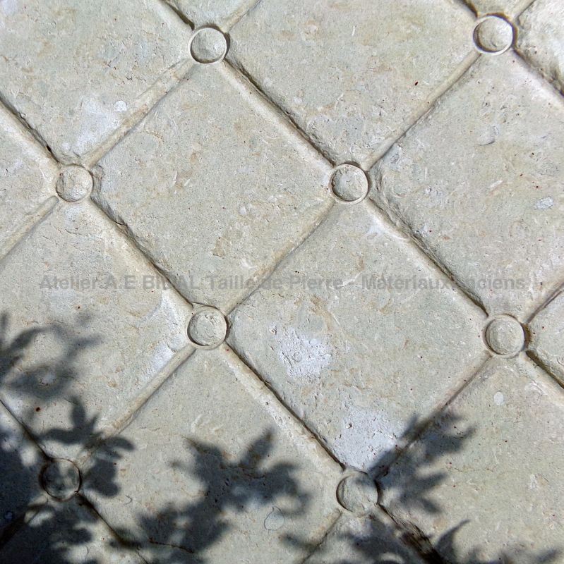 Mobilier de jardin en pierre avec motif Chesterfield - Atelier Alain BIDAL (Provence)
