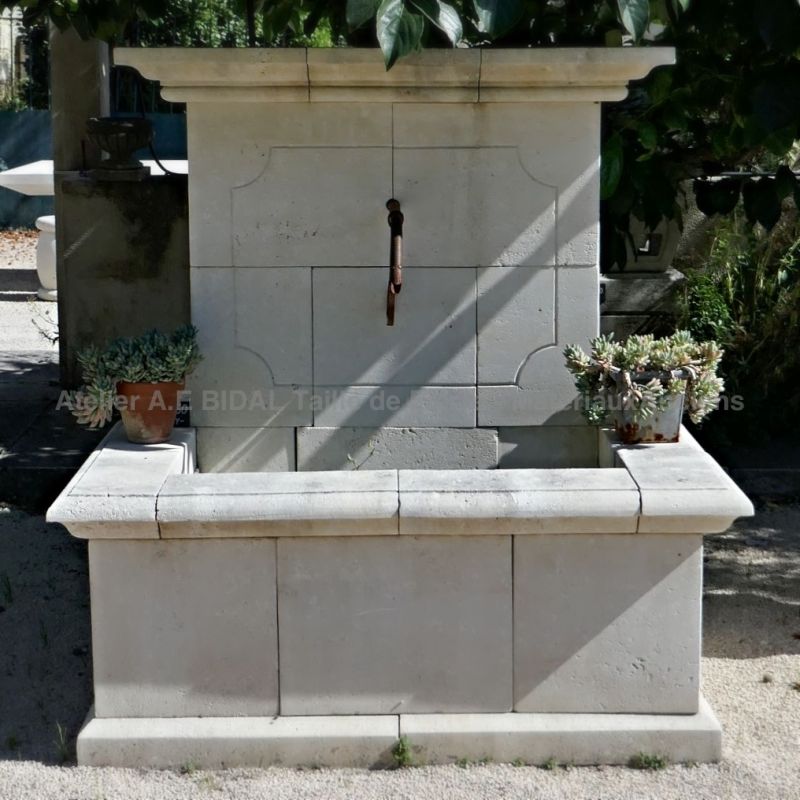 Fontaine de jardin de type provençale en pierre de taille - Atelier Alain BIDAL (Provence)