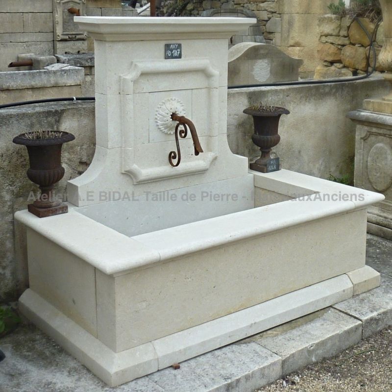 Provence garden fountain hand-carved in a white limestone - Atelier Alain BIDAL (Provence)