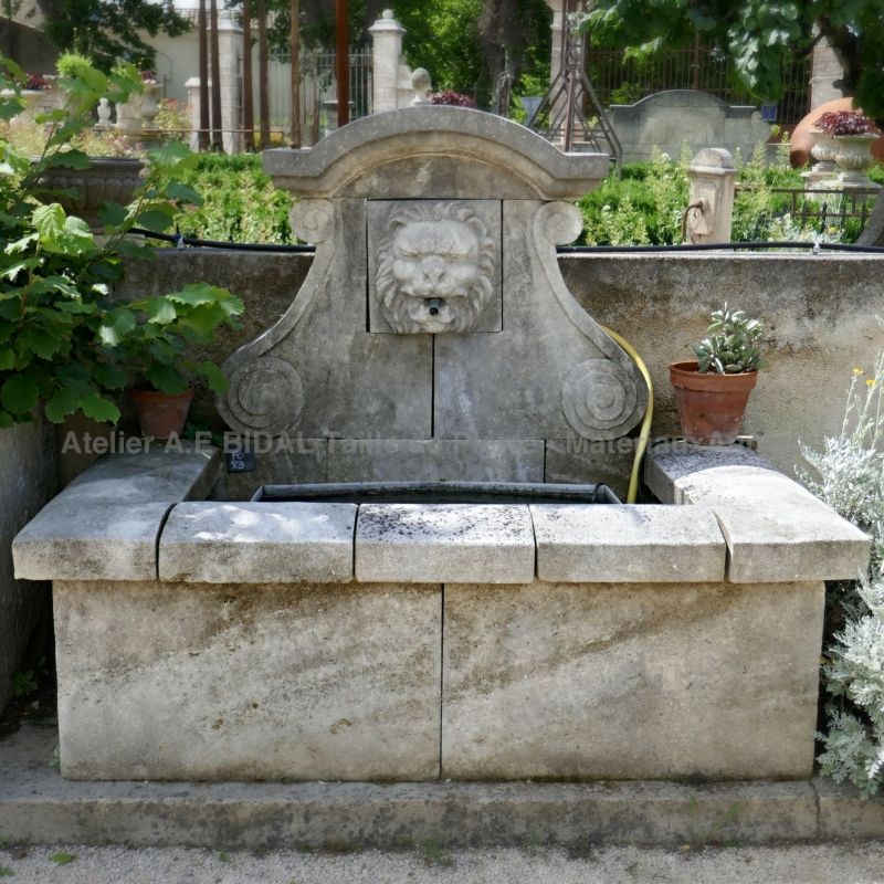 Fontaine murale pour le jardin en pierre non-gélive et naturelle - Atelier Alain BIDAL (Provence)