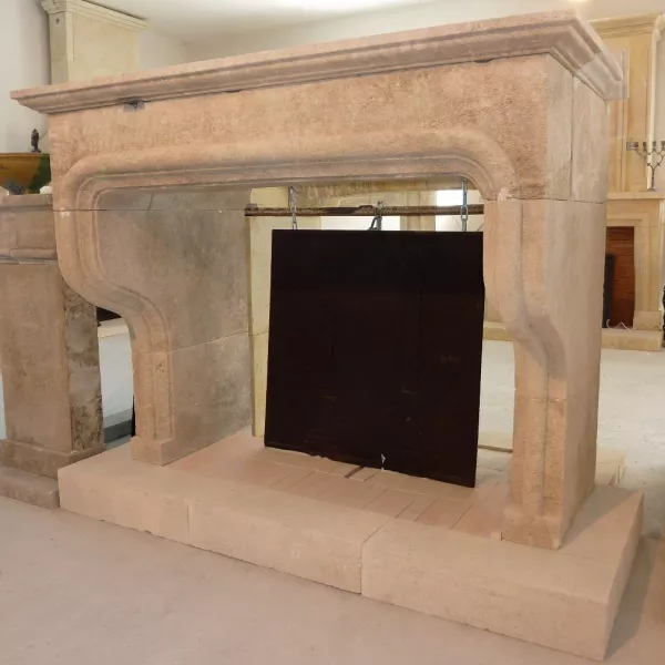 Fireplace in natural limestone, a re-issued Louis XIII mantelpiece by the Atelier Alain BIDAL (Provence)