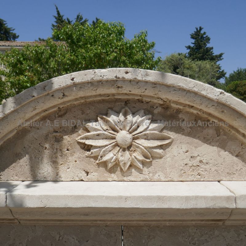 Fleur sculptée à la main sur la corniche moulurée de notre large fontaine en pierre : Atelier Alain BIDAL