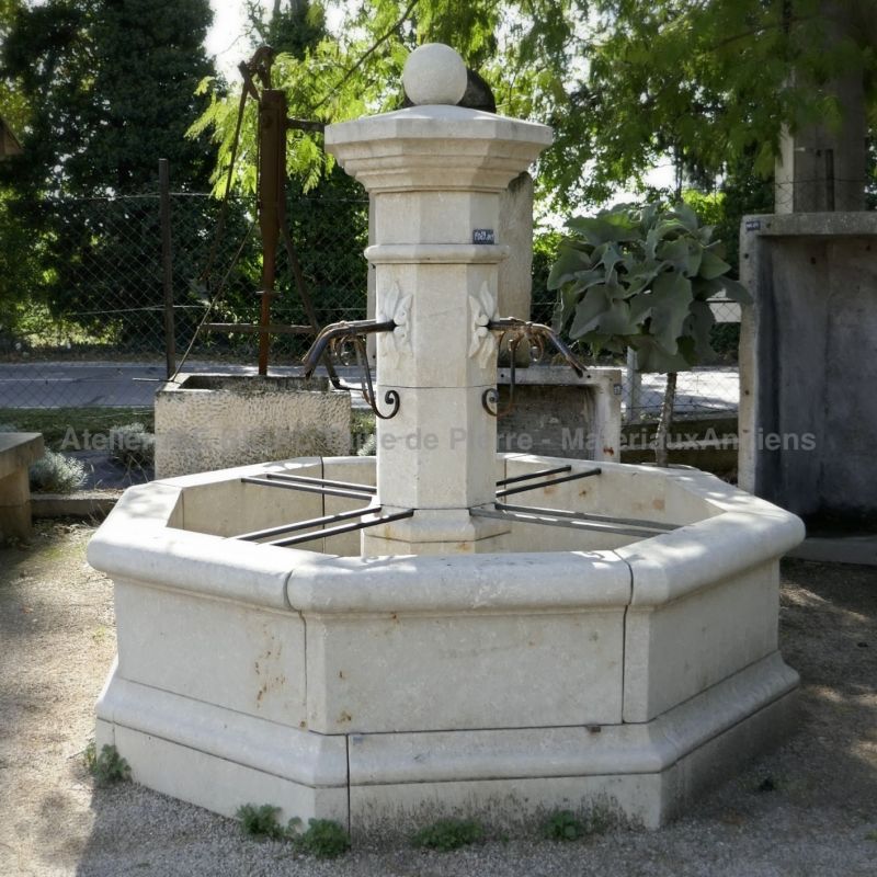 Fountain of Provence in white limestone for sale at the stonemason Alain BIDAL.