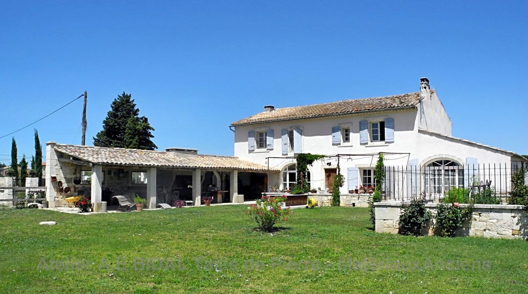 A restoration made by Alain Bidal himself with natural stone and antique materials.