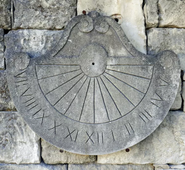 Sundial in Provence stone - Crafted by Alain BIDAL, stonemason in Isle sur Sorgue, Provence