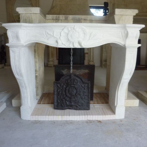 Cheminée de style Louis XV en pierre du Lubéron - cheminée pour insert.