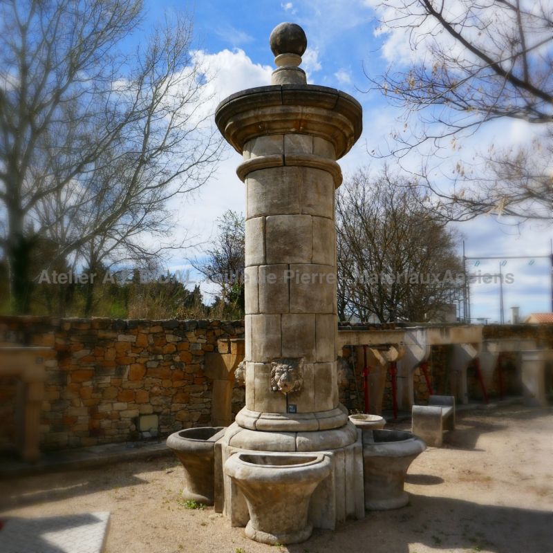 Fontaine de jardin de grand format - une fontaine en pierre exceptionnelle de l'atelier Alain BIDAL (Provence)