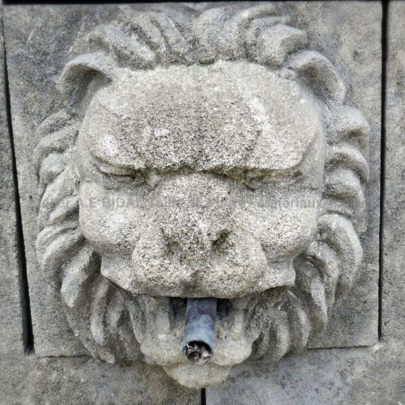 Sculpture de la tête de lion faite à la main sur notre fontaine de Provence en pierre - Atelier Alain BIDAL