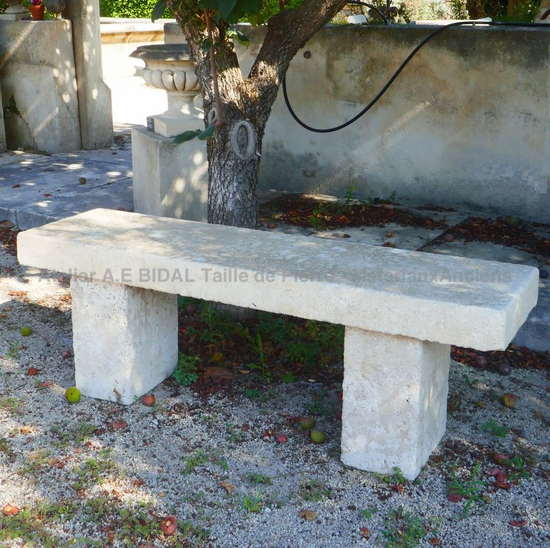 Banc en pierre de style ancien : un long banc de jardin de chez Atelier Alain BIDAL (Provence)