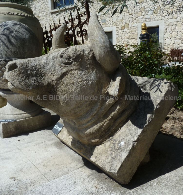 Tête de taureau en sculpture de pierre véritable - Atelier du tailleur de pierre Bidal.