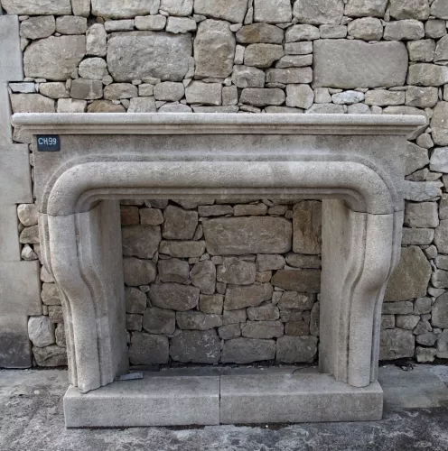 Très belle cheminée en pierre pour intérieur présentée sur cette photo sur une façade en pierre naturelle.