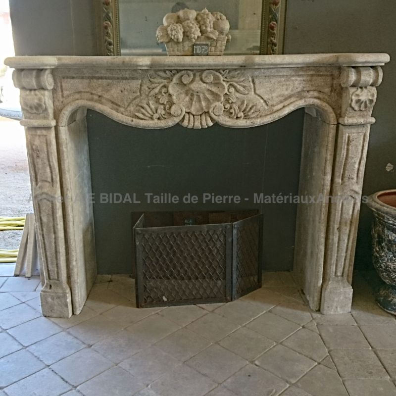 Belle cheminée de style Régence, en pierre naturelle taillée avec soin en Provence.