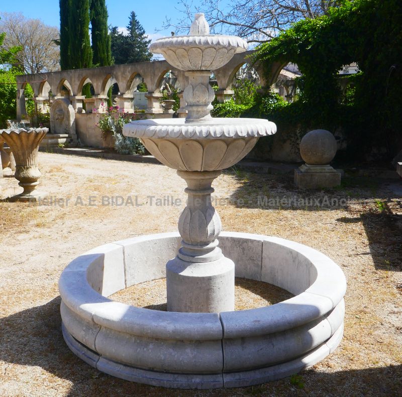 Elegant 2-tier central fountain with round basin in white limestone - Atelier Alain BIDAL (Provence)
