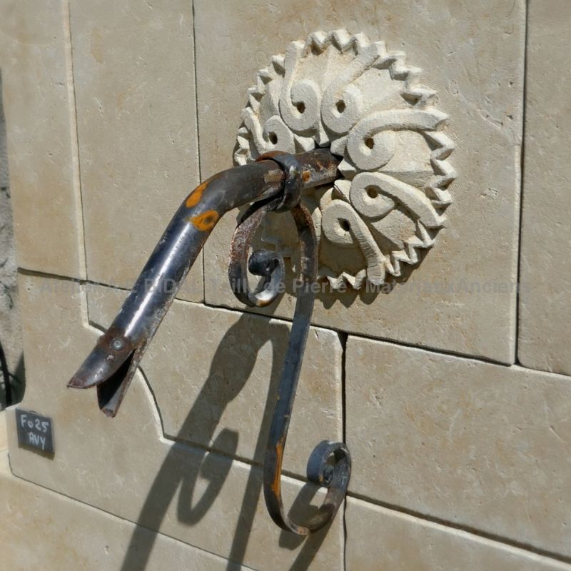 Sortie d'eau sur le fronton en pierre de notre fontaine de jardin décorative | Atelier Alain BIDAL