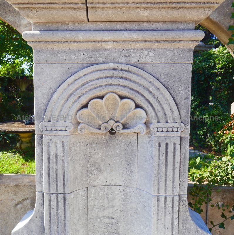 Limestone fountain hand carved in Provence : Atelier Alain BIDAL (Provence)