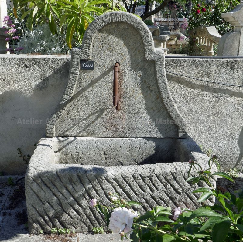 Small rustic wall fountain in stone - Atelier Alain BIDAL, Provence