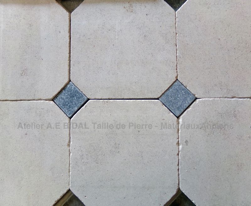 Dallage en pierre de Bourgogne Antique : Fontenay Claire avec cabochons en pierre bleue  - Atelier Alain BIDAL (Provence)