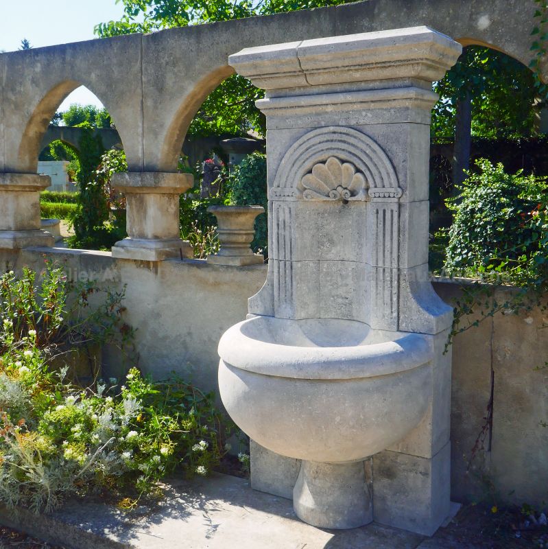 Wall fountain in carved limestone - beautiful garden fountain by Atelier Alain BIDAL (Provence)