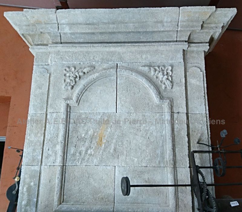 Exceptionnelle cheminée Louis XIV en pierre de taille - Atelier Alain BIDAL (Provence)