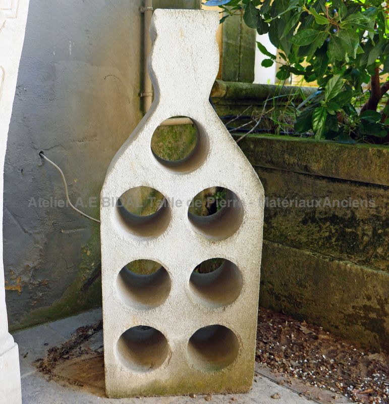 Décoration originale en pierre naturelle : porte bouteille de l'Atelier Bidal en Provence