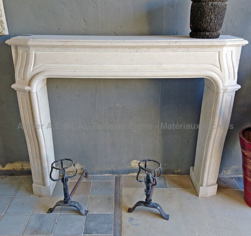 Cheminée de style Louis XIV taillée dans de la pierre de Massangis, une pierre de Bourgogne.