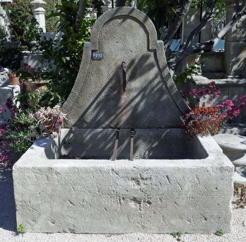 Grande fontaine murale de jardin réalisée en pierre de taille ingélive