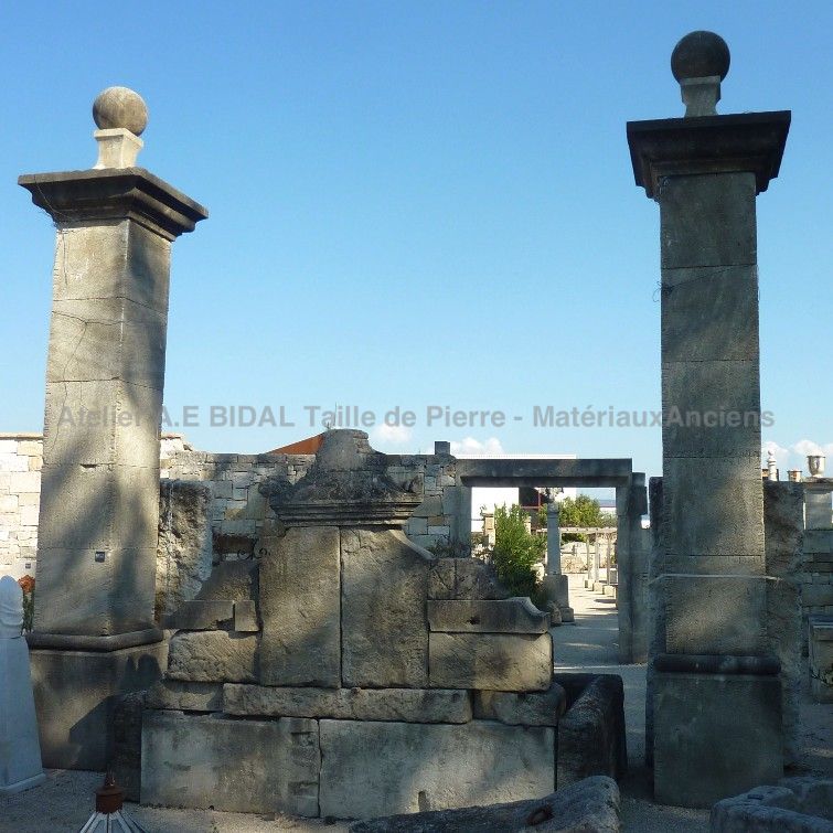 Deux magnifiques piliers en pierre d'Estaillades.
