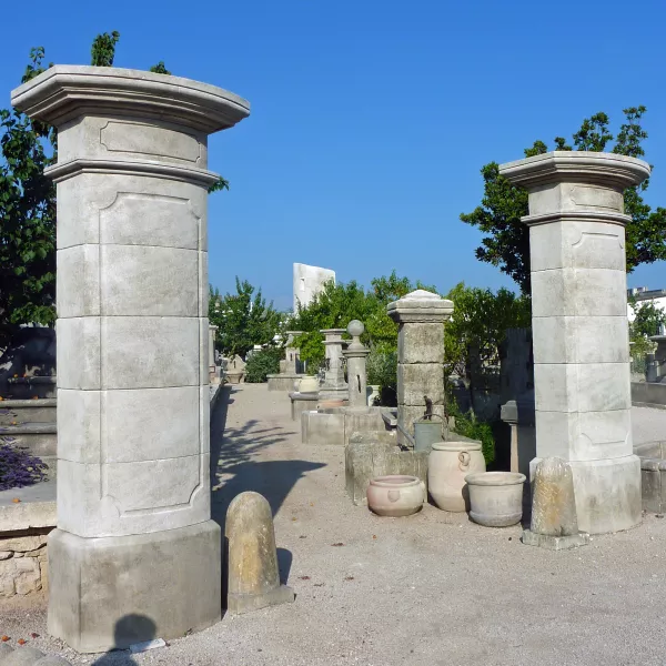 Restangular gate posts in stone - stone pillars by Atelier Alain Bidal, master stone cutter in Provence