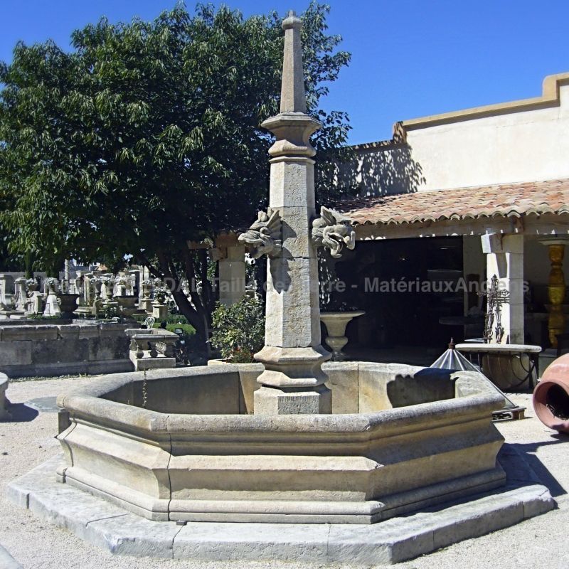 Belle fontaine gothique d'après le savoir-faire de l'artisan tailleur de pierre de jadis.