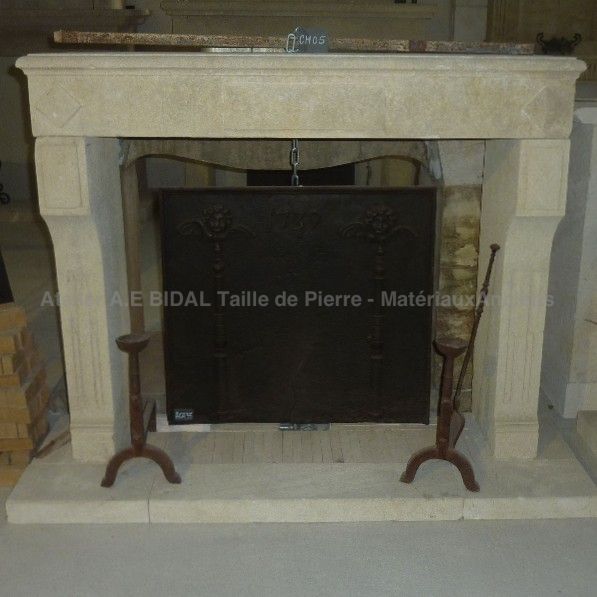 Cheminée Louis XVI géométrique construite en pierre d'estaillades - Atelier Alain BIDAL (Provence)