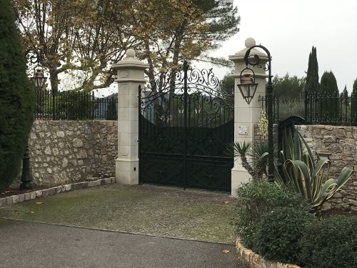 Gate pillars in stone handcrafted by Atelier Alain BIDAL, Provence