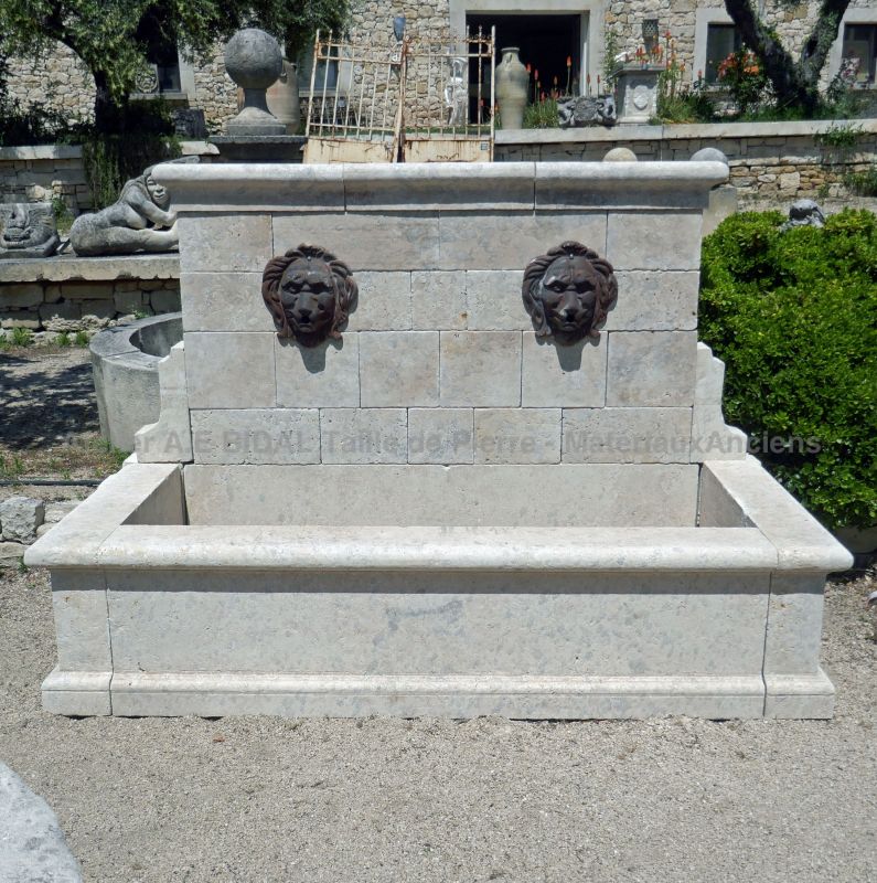 Large Provençal stone fountain for a stylish outdoors design : Atelier Alain Bidal