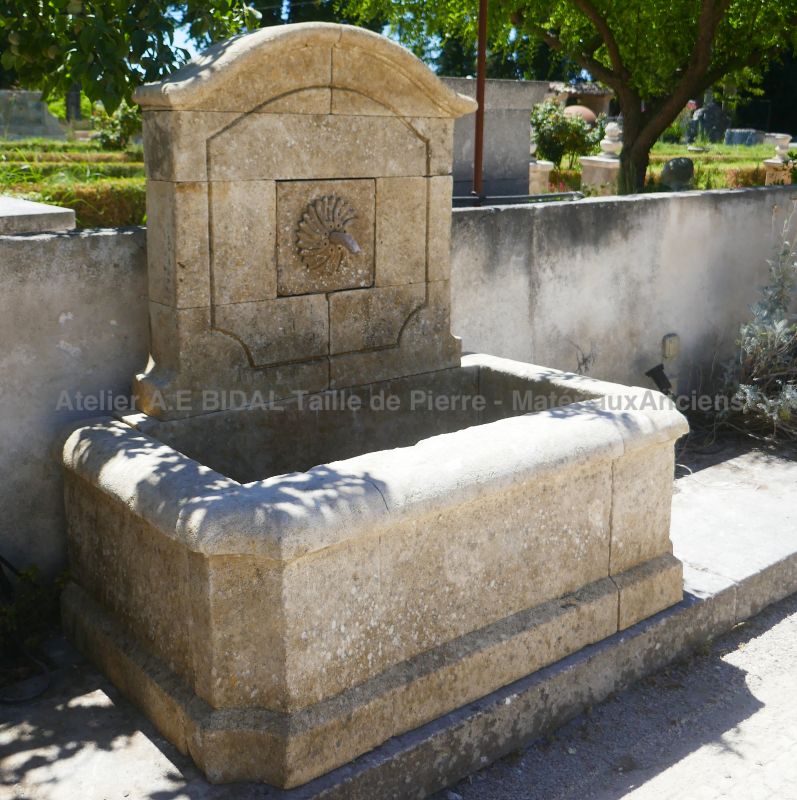 Provence fountain in natural stone by the artisan stonemason Alain BIDAL (Provence)