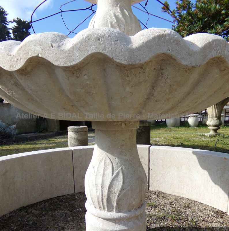 Fontaine centrale ronde Ø180 cm en pierre d’Avy avec 3 vasques sculptées - Atelier Alain BIDAL (Provence)