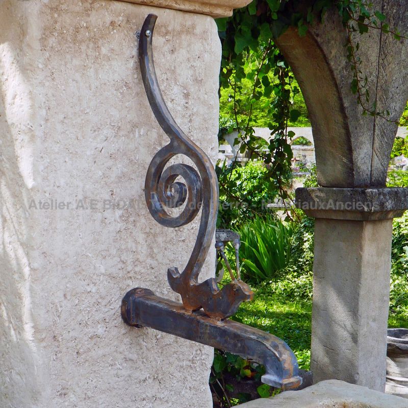 Fontaine de jardin avec sortie d'eau en fonte escargot : Atelier Alain BIDAL, Provence