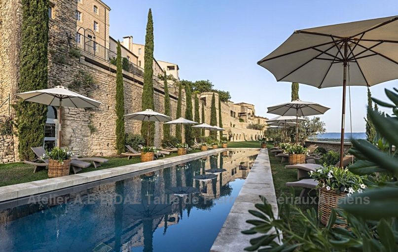 The Atelier Bidal in Provence proposes pool curbstones in Avy stone.