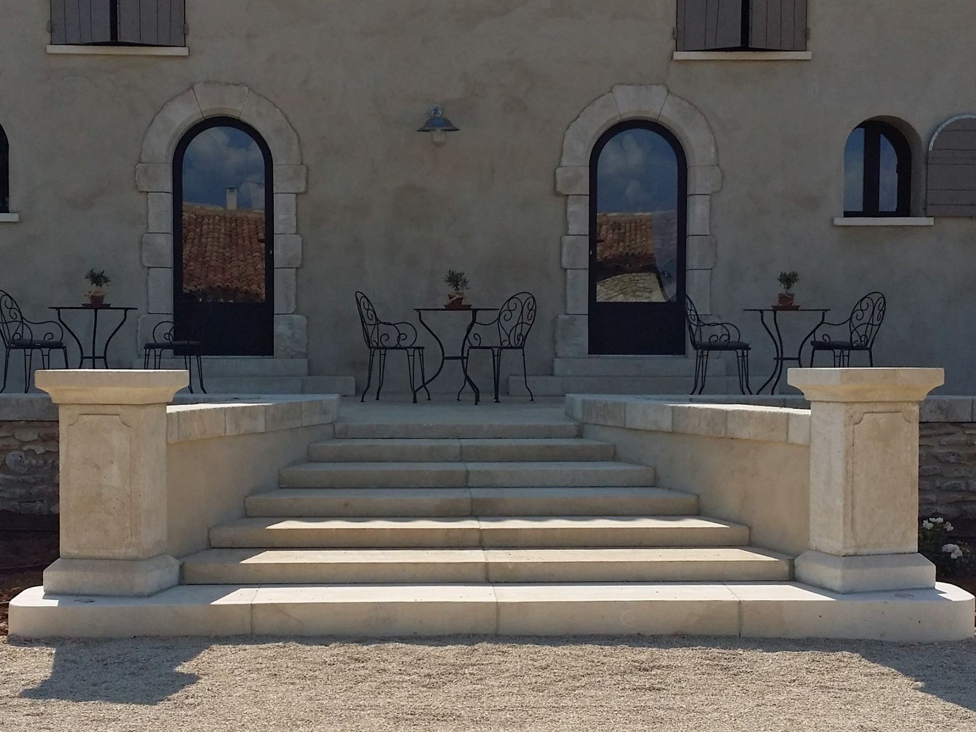 Aménagement en pierre de taille sur msure pour un grand domaine familial de Porvence.