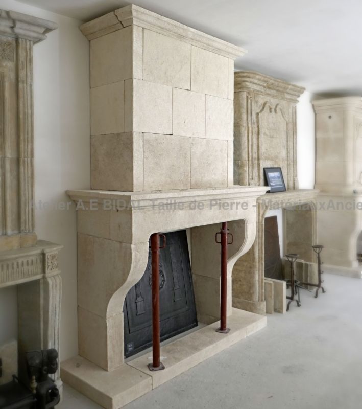 Cheminée en pierre avec socle et hotte | Cheminée provençale de l'artisan tailleur de pierre Alain BIDAL.