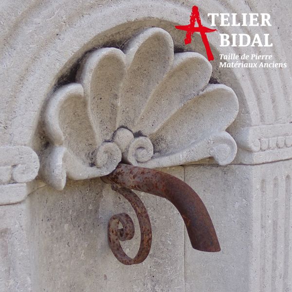 Sortie d'eau en fer forgé pour fontaine de jardin en pierre - Atelier Alain BIDAL (Provence)