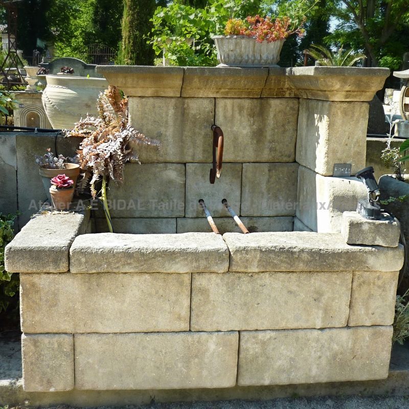 Fontaine de jardin en pierre naturelle d'Avy - taille de pierre non industrialisée.