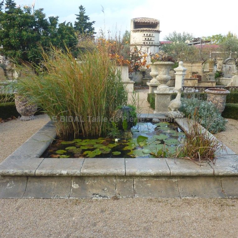 Charming garden pond in carved limestone - Atelier Alain BIDAL (Provence)
