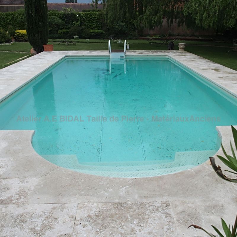 Confection sur mesure de margelles pour piscine en pierre naturelle