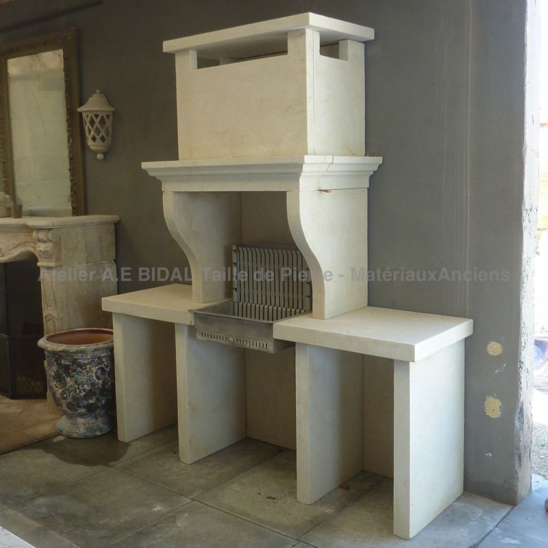 Beau barbecue extérieur ou cuisine d'été en pierre pour les beaux jours d'été - Atelier Alain Bidal (Provence)