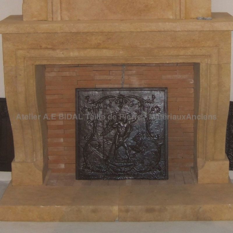 Cheminée en pierre Louis XIII réalisée par les tailleurs de pierre habiles et éclairés de l'atelier Alain Bidal.