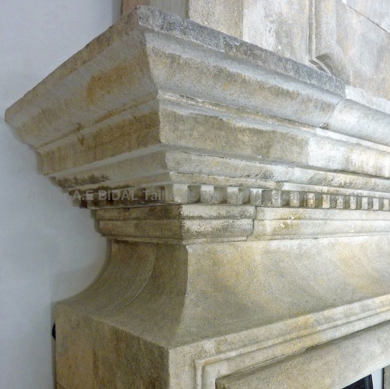Hand-sculpted details on the lintel of our beautiful Louis XIII stone fireplace - Atelier Alain BIDAL (Provence)