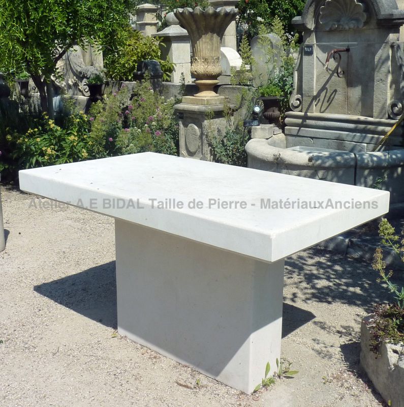 Table en pierre pour extérieur - un meuble design d'extérieur de l'atelier Alain BIDAL (Provence)