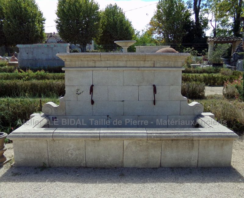 Large garden fountain in carved limestone by the stone cutter of the Atelier Alain BIDAL (Provence)
