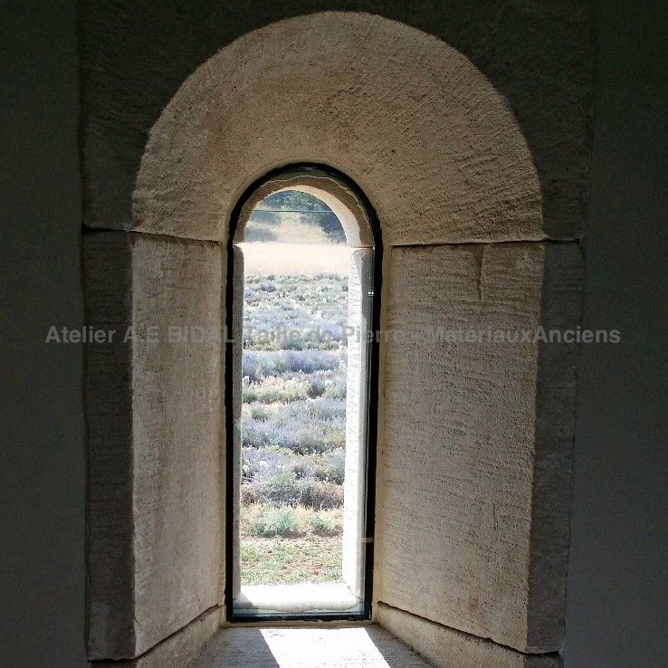 Trouver un artisan pour un encadrement en pierre naturelle.